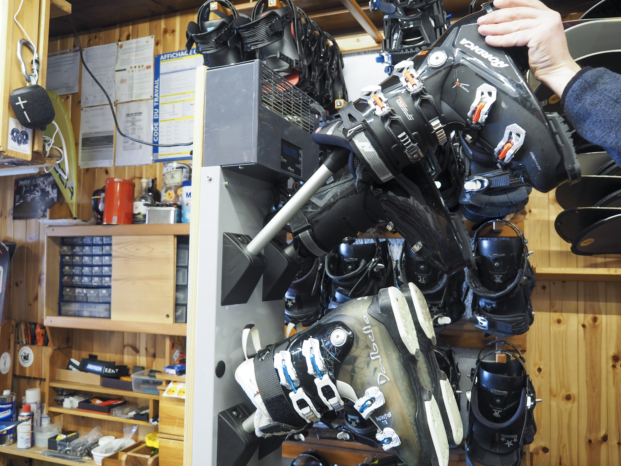 Placement de chaussure Nordica sur rack de séchage