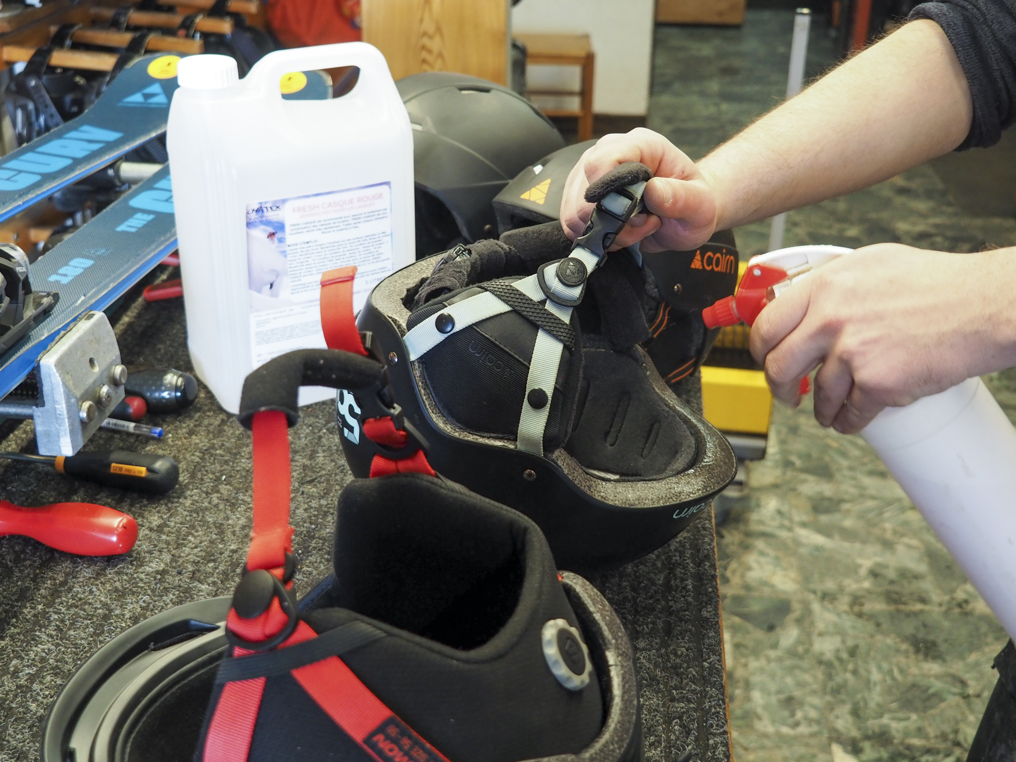 Désinfection casque avec spray