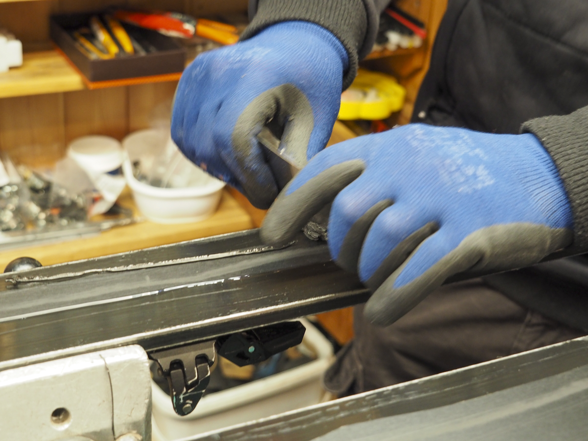 Technicien utilisant un racloir