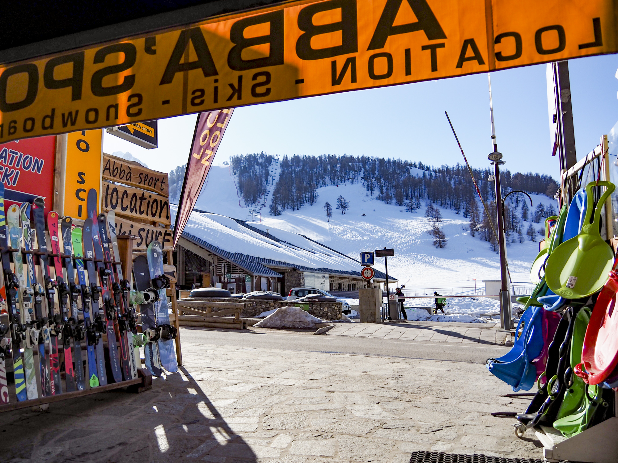Magasin ABBA SPORTS avec vue sur les pistes