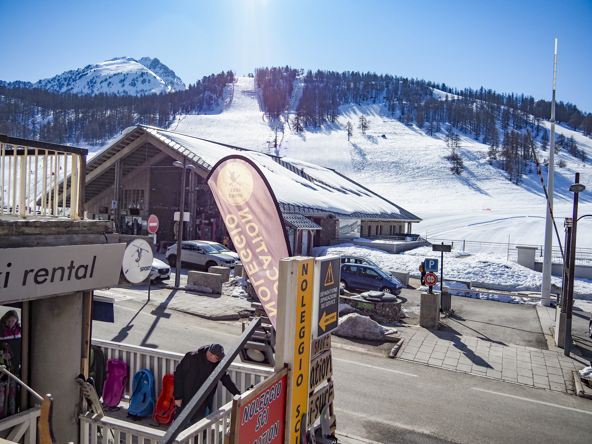 Pistes ensoleillées et service de location